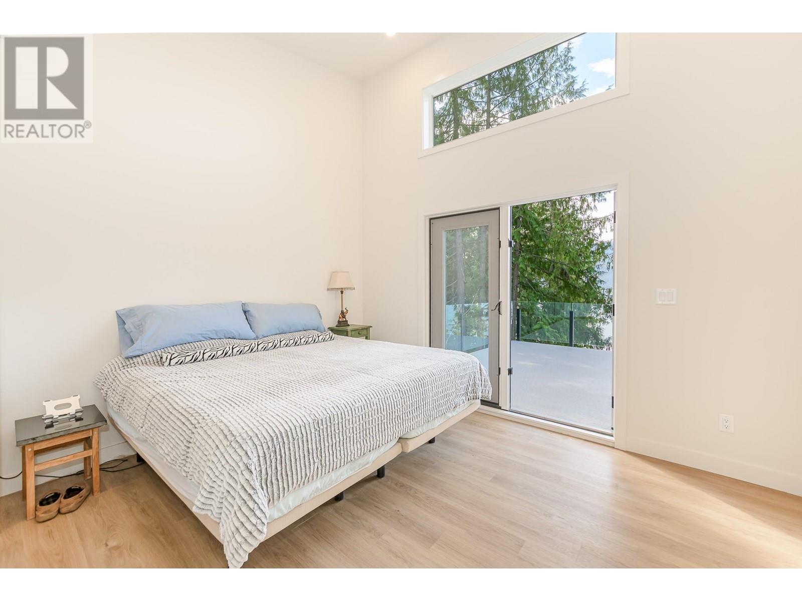 7750 Golf Course Road, Anglemont, BC - Indoor Photo Showing Bedroom