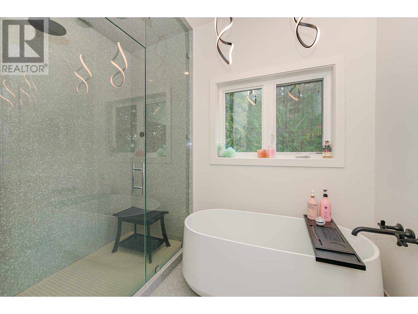 7750 Golf Course Road, Anglemont, BC - Indoor Photo Showing Bathroom