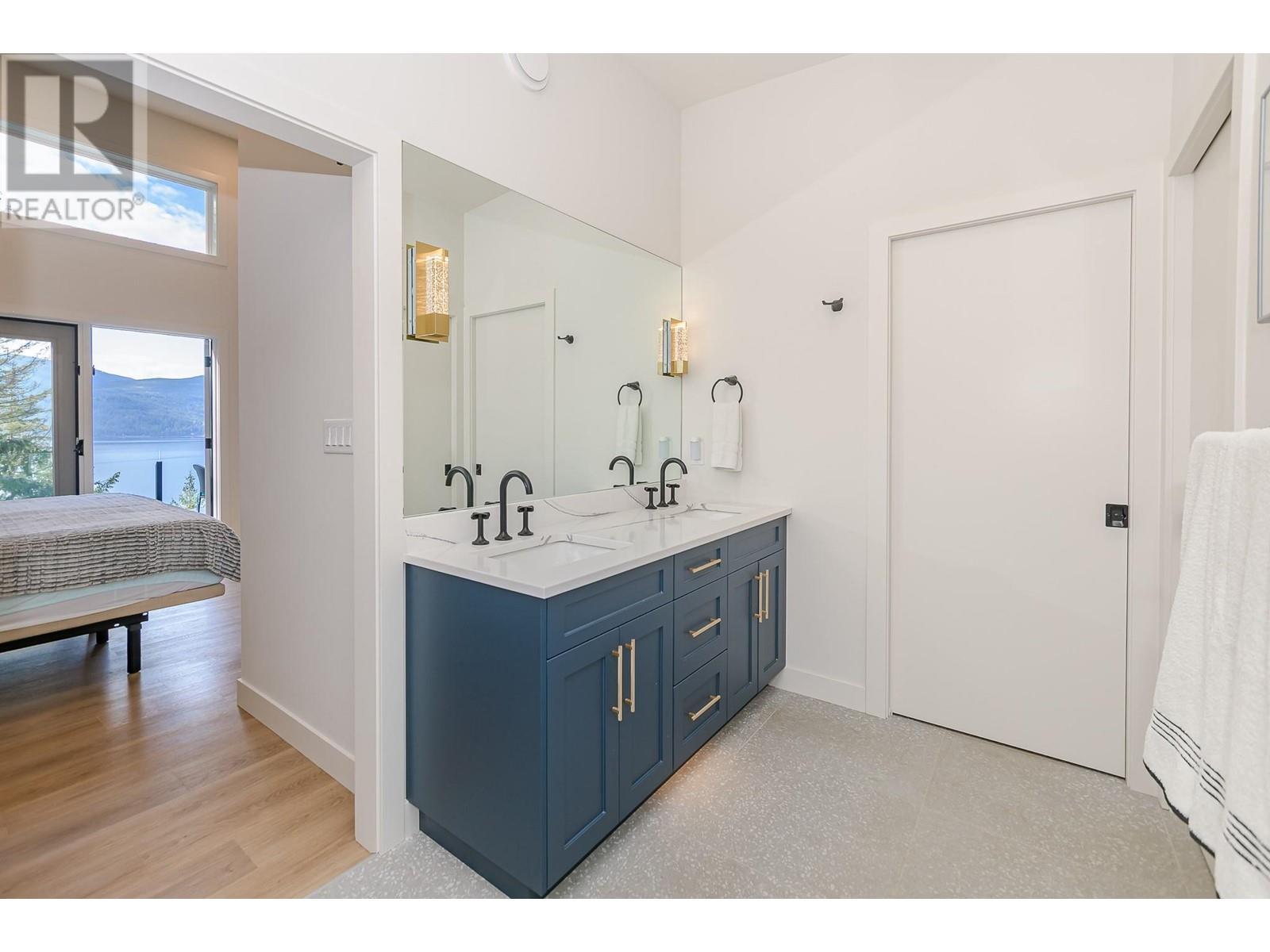 7750 Golf Course Road, Anglemont, BC - Indoor Photo Showing Bathroom