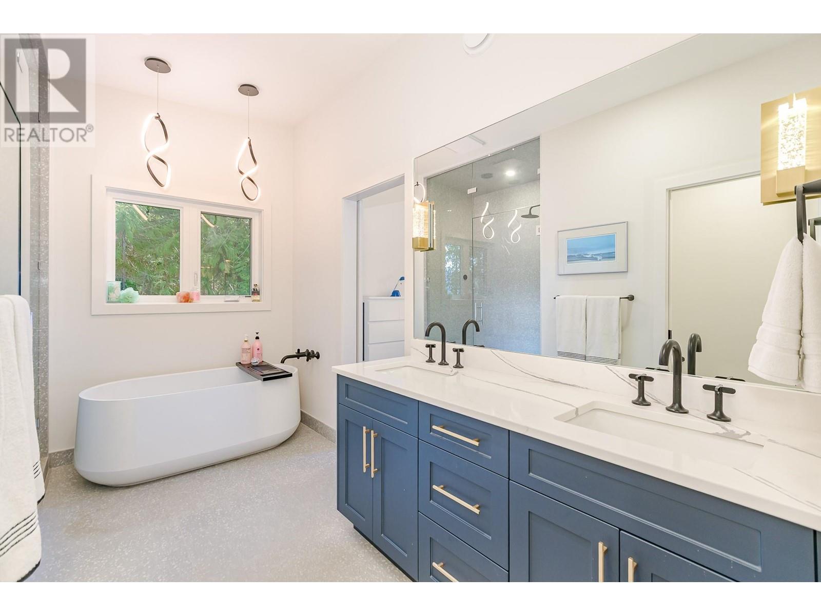 7750 Golf Course Road, Anglemont, BC - Indoor Photo Showing Bathroom