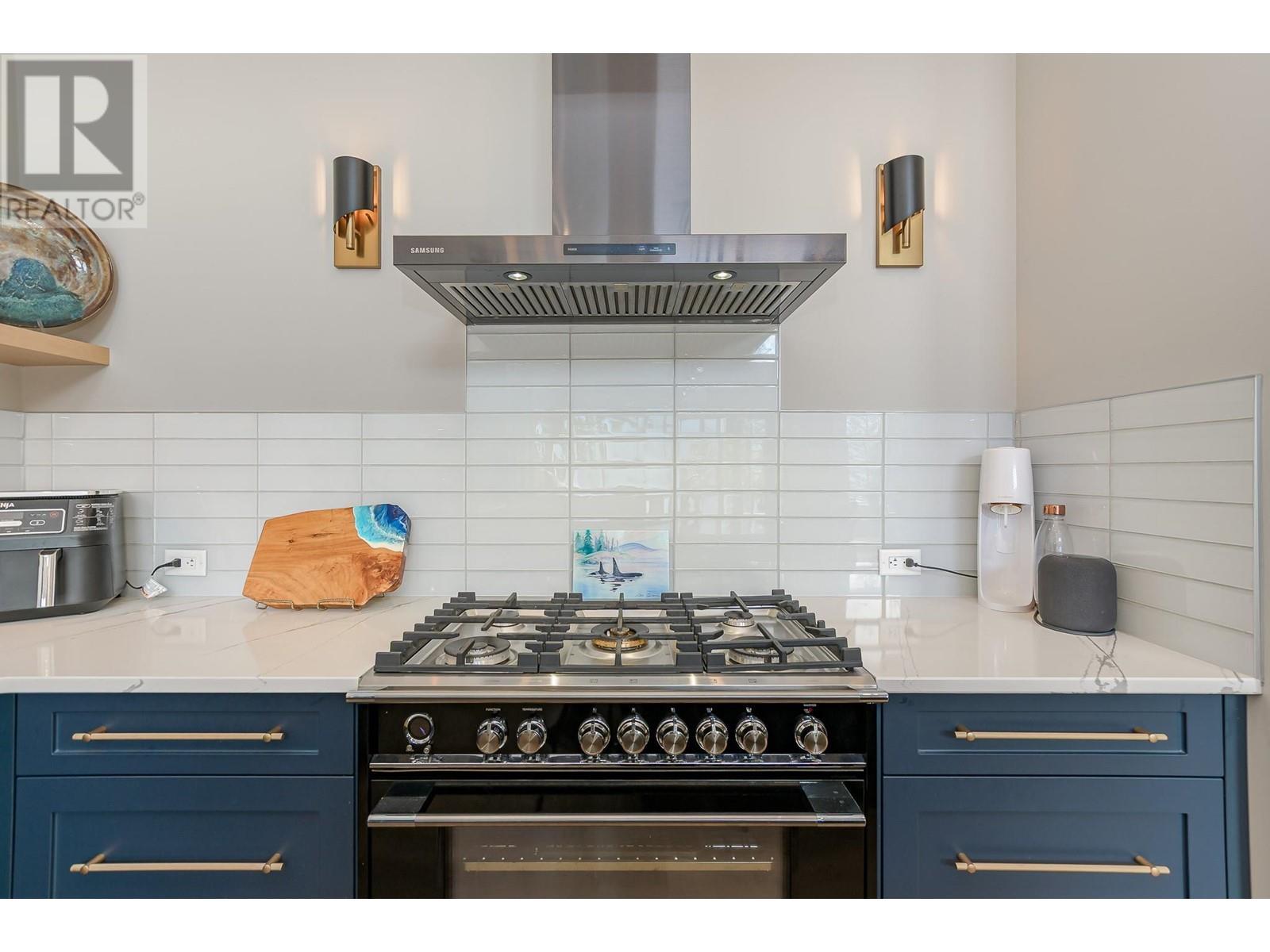 7750 Golf Course Road, Anglemont, BC - Indoor Photo Showing Kitchen With Upgraded Kitchen