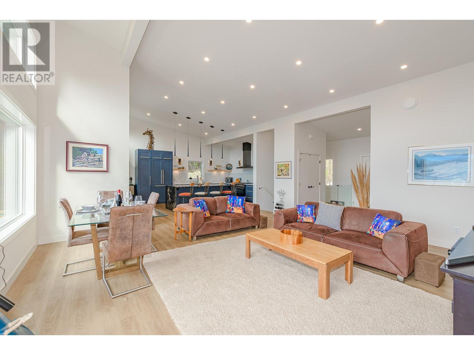 7750 Golf Course Road, Anglemont, BC - Indoor Photo Showing Other Room