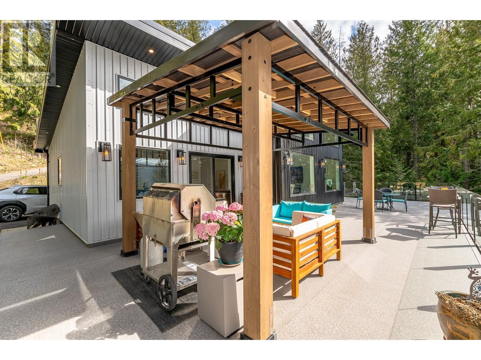 7750 Golf Course Road, Anglemont, BC - Outdoor