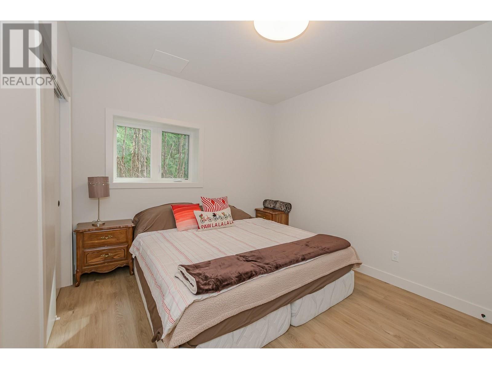 7750 Golf Course Road, Anglemont, BC - Indoor Photo Showing Bedroom