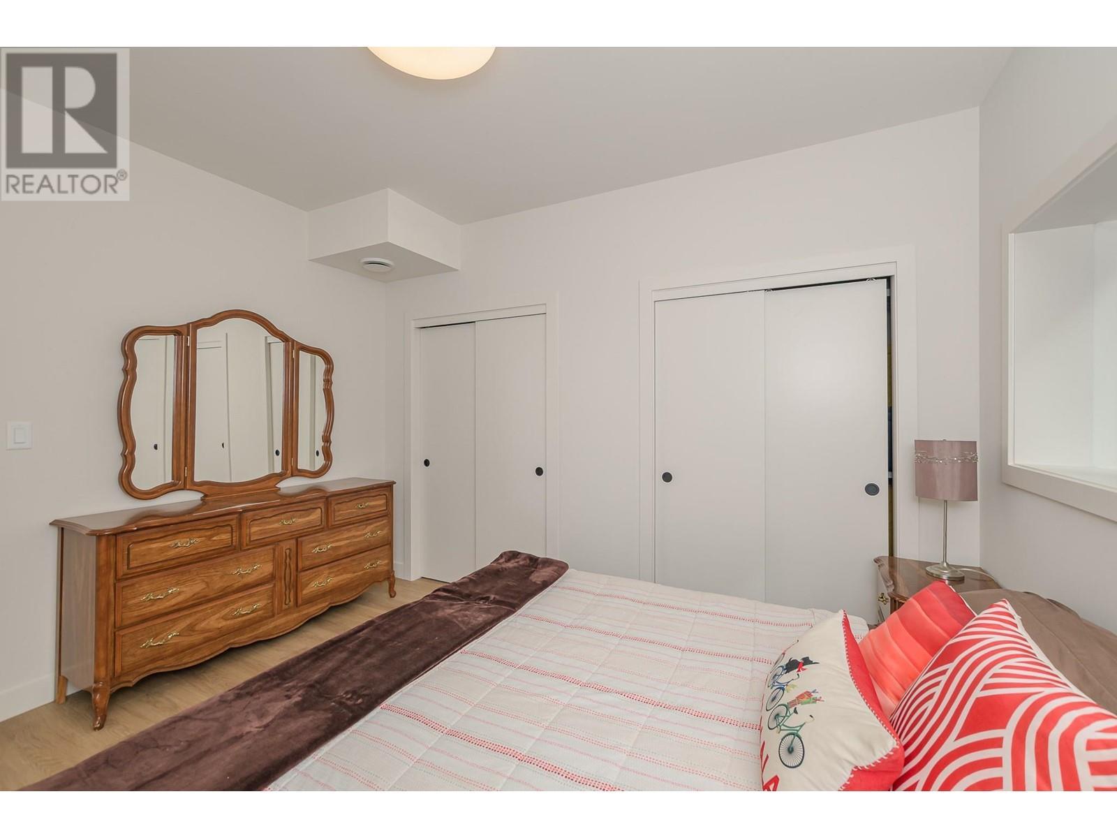 7750 Golf Course Road, Anglemont, BC - Indoor Photo Showing Bedroom