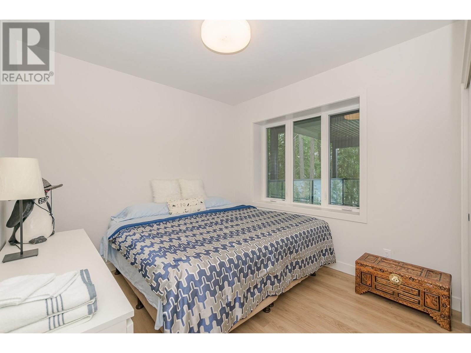 7750 Golf Course Road, Anglemont, BC - Indoor Photo Showing Bedroom