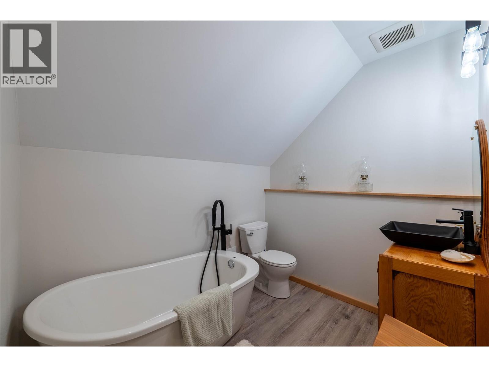 8774 6 Highway, Salmo, BC - Indoor Photo Showing Bathroom
