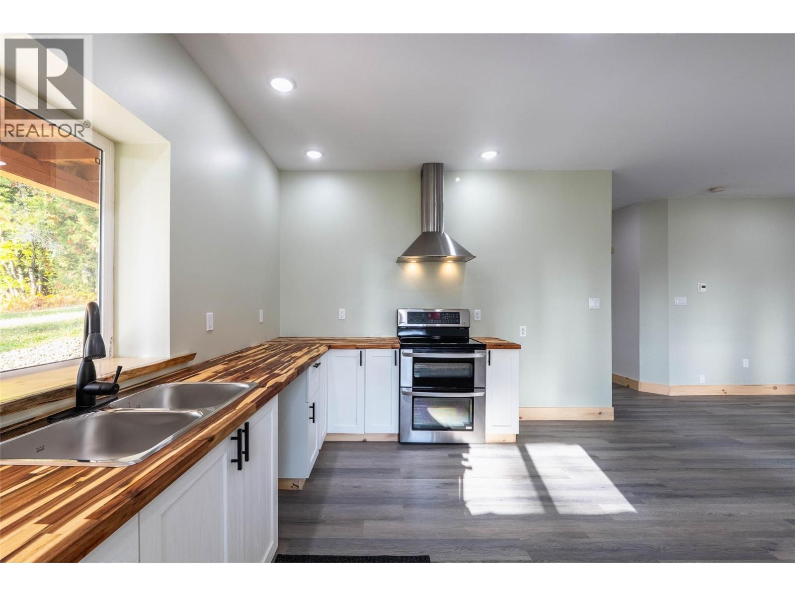 8774 6 Highway, Salmo, BC - Indoor Photo Showing Kitchen With Double Sink