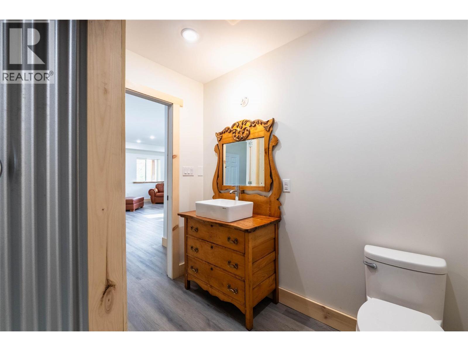 8774 6 Highway, Salmo, BC - Indoor Photo Showing Bathroom