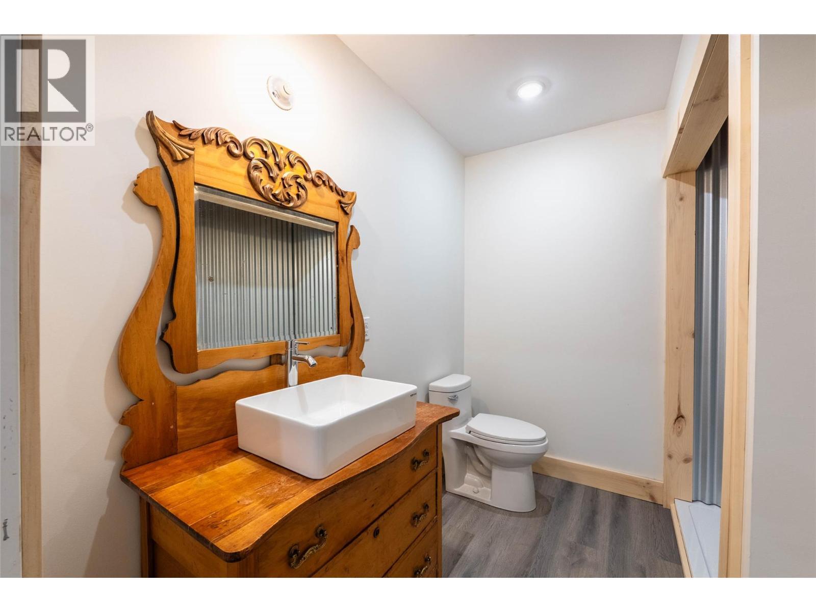 8774 6 Highway, Salmo, BC - Indoor Photo Showing Bathroom