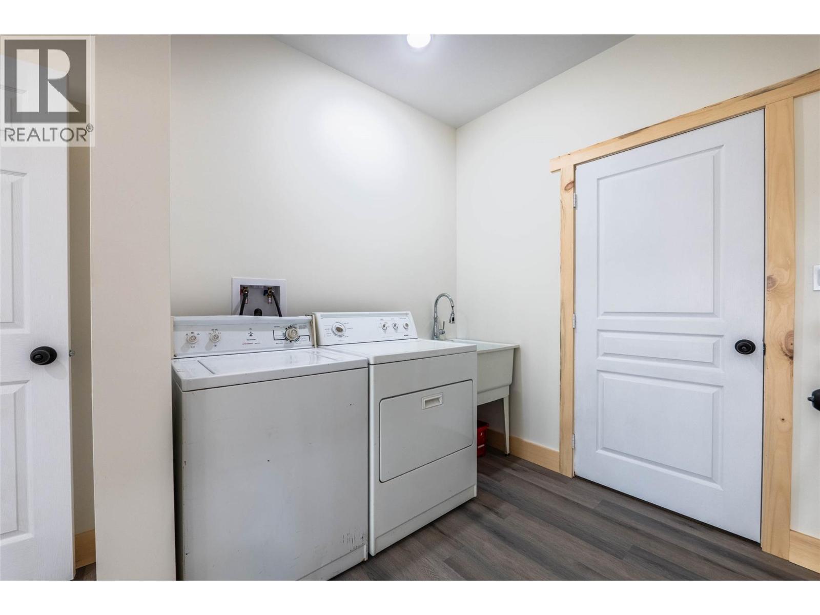 8774 6 Highway, Salmo, BC - Indoor Photo Showing Laundry Room