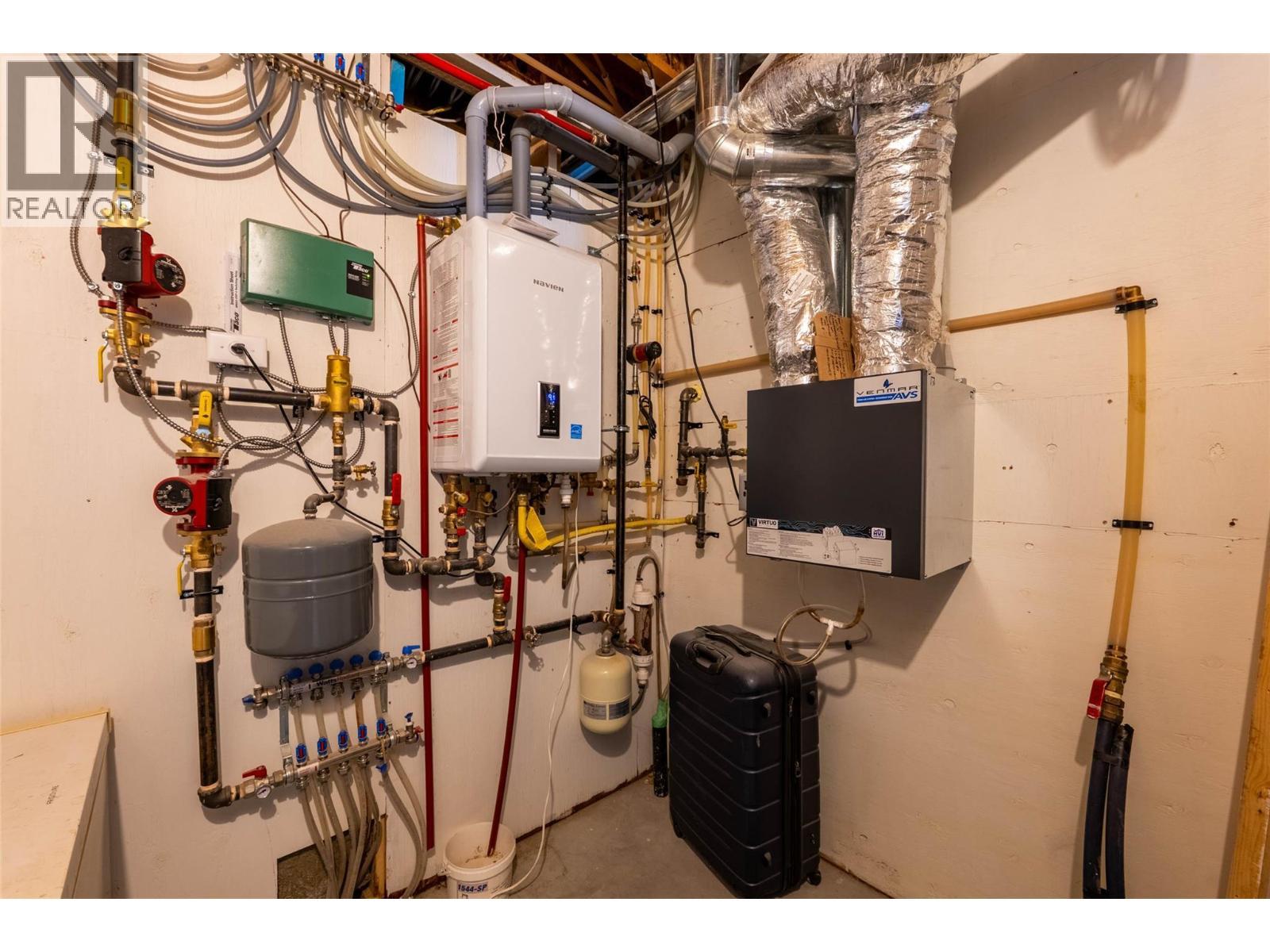 8774 6 Highway, Salmo, BC - Indoor Photo Showing Basement