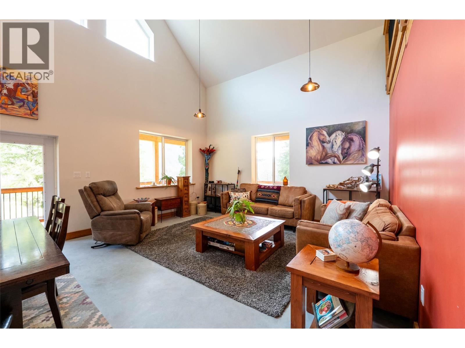 8774 6 Highway, Salmo, BC - Indoor Photo Showing Living Room