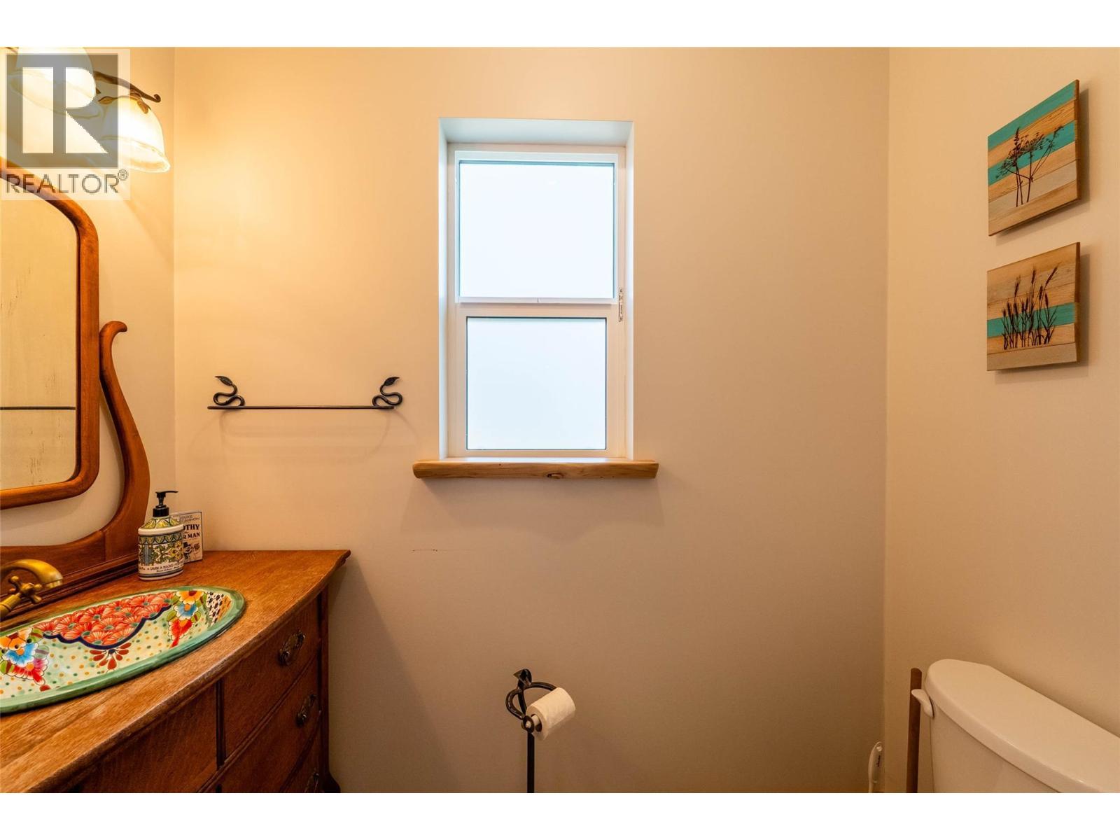 8774 6 Highway, Salmo, BC - Indoor Photo Showing Bathroom