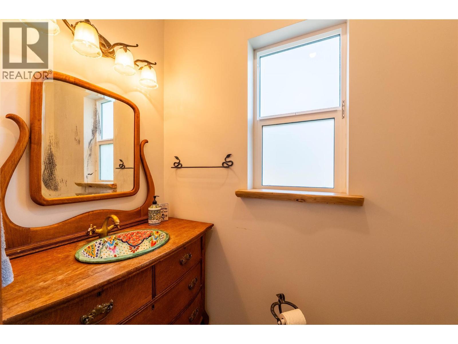 8774 6 Highway, Salmo, BC - Indoor Photo Showing Bathroom