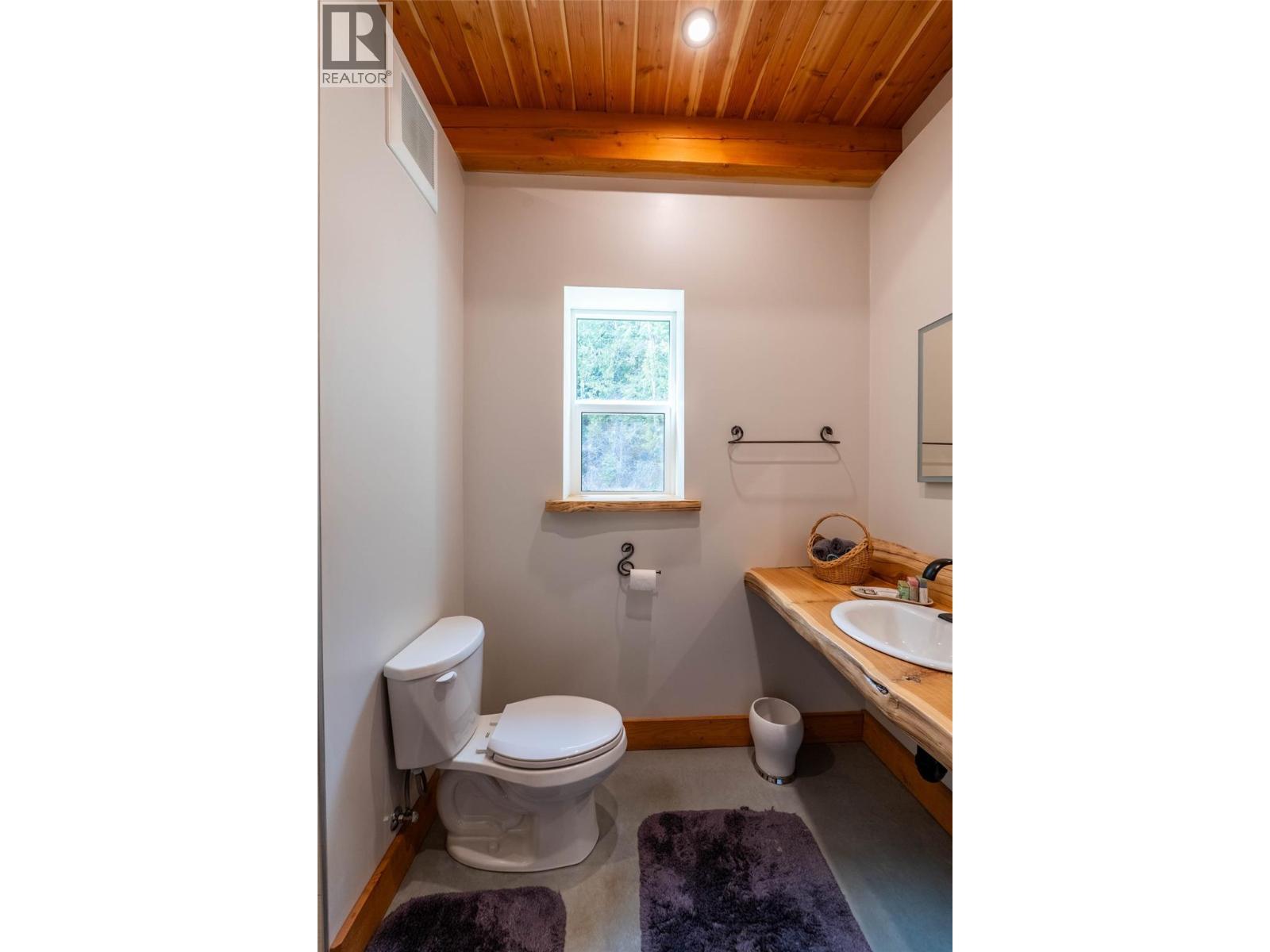 8774 6 Highway, Salmo, BC - Indoor Photo Showing Bathroom