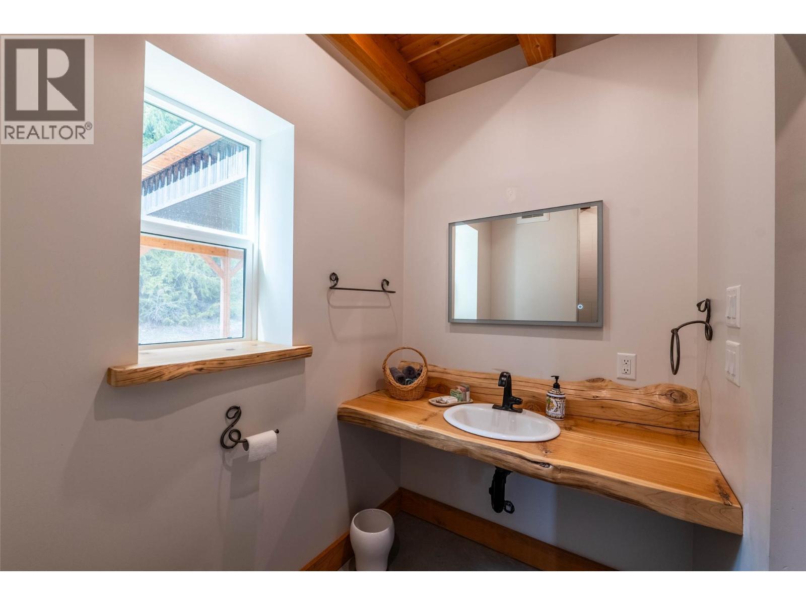 8774 6 Highway, Salmo, BC - Indoor Photo Showing Bathroom