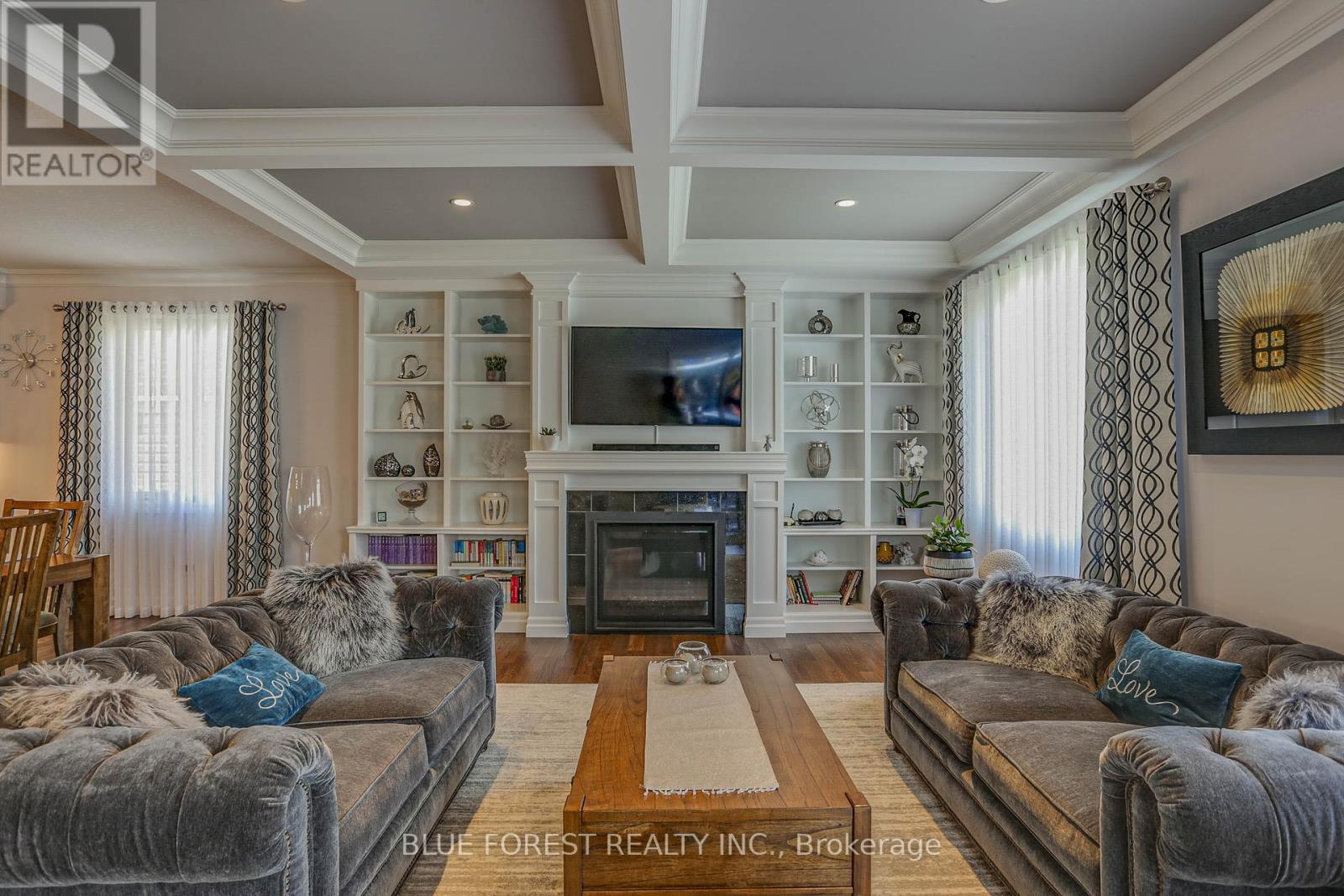 17 Royal Crescent, Southwold, ON - Indoor Photo Showing Living Room With Fireplace