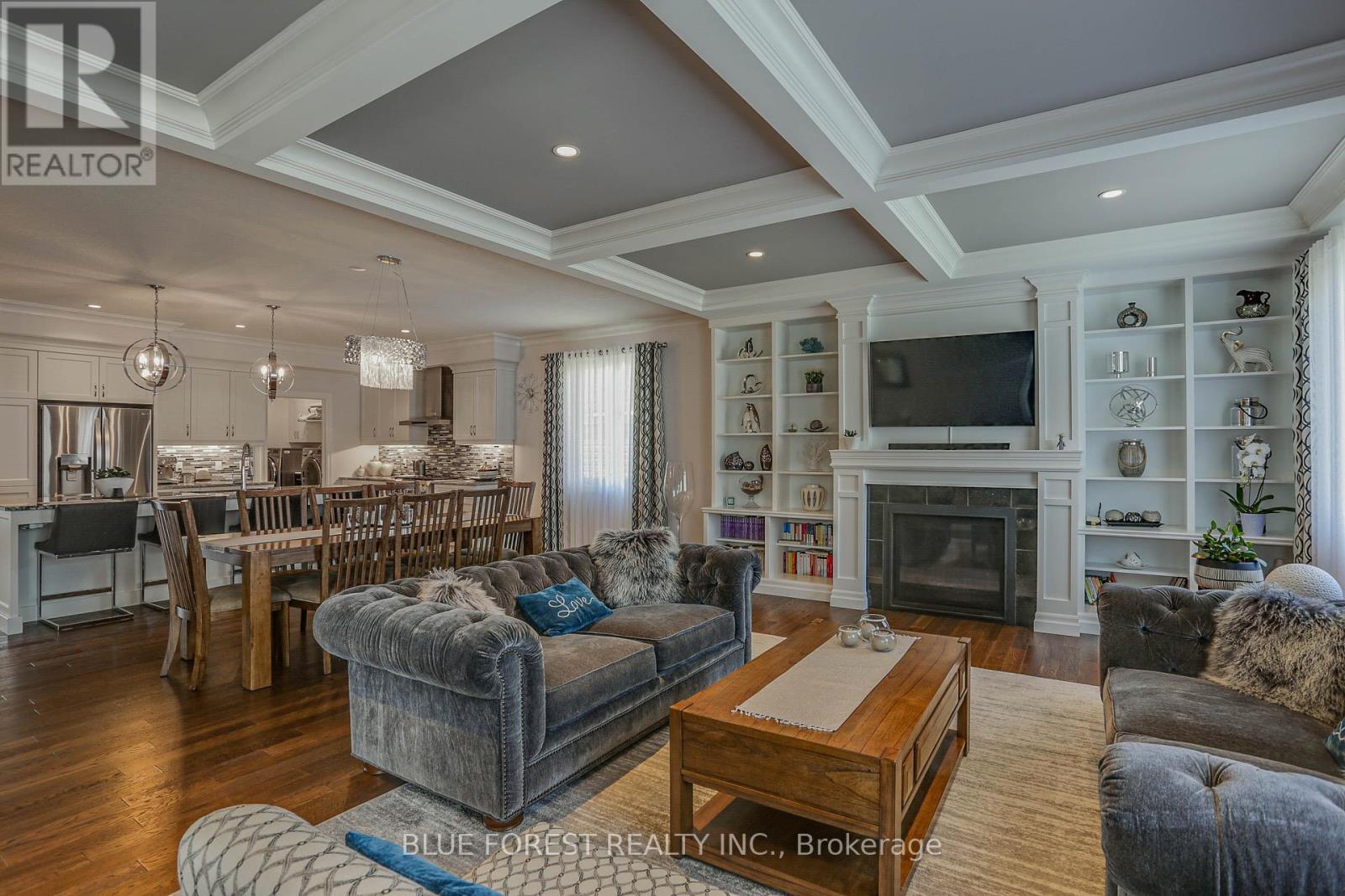 17 Royal Crescent, Southwold, ON - Indoor Photo Showing Living Room With Fireplace