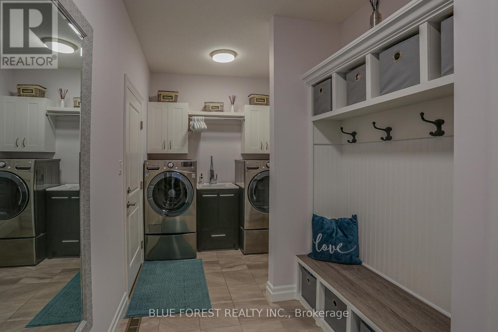 17 Royal Crescent, Southwold, ON - Indoor Photo Showing Laundry Room