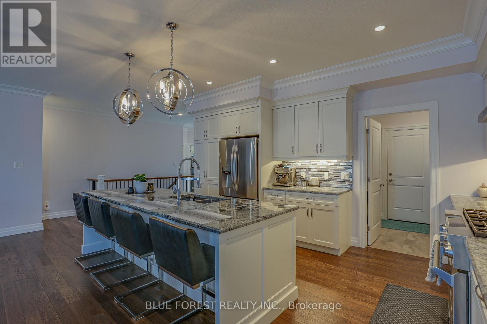 17 Royal Crescent, Southwold, ON - Indoor Photo Showing Kitchen With Upgraded Kitchen