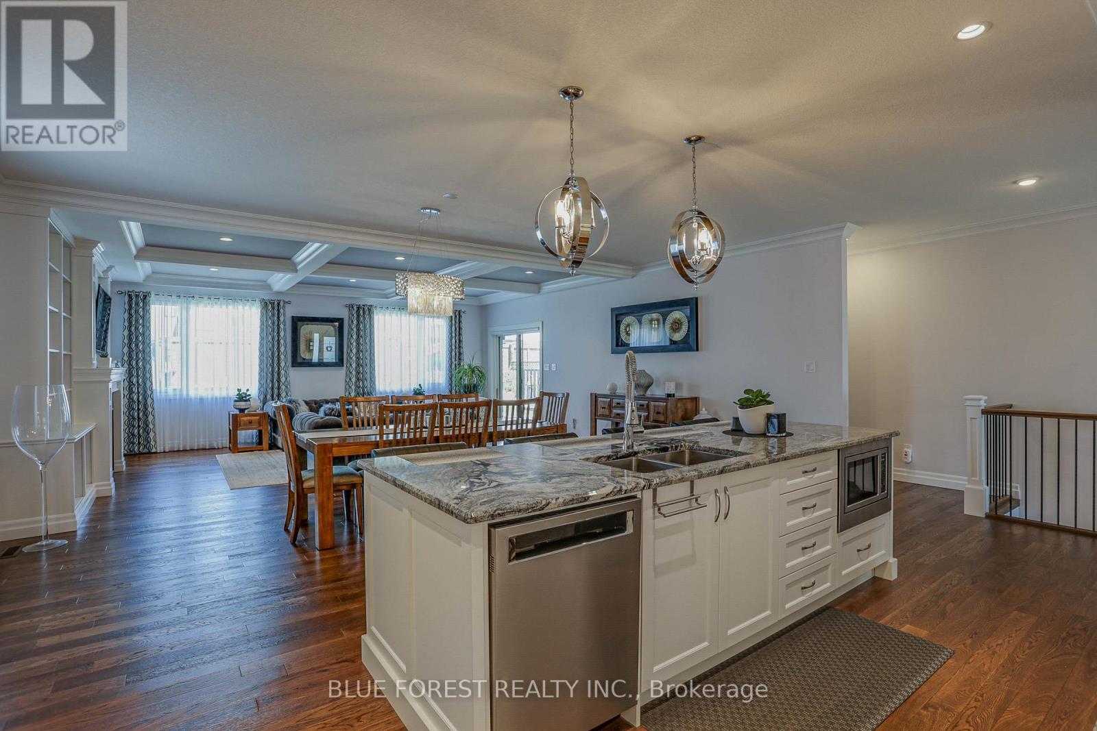 17 Royal Crescent, Southwold, ON - Indoor Photo Showing Kitchen With Double Sink With Upgraded Kitchen