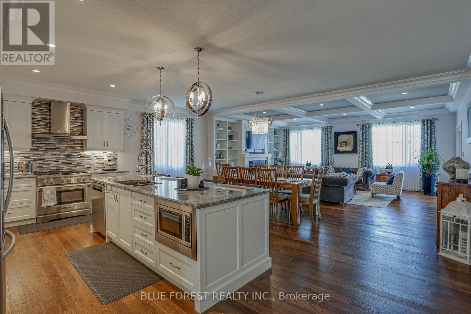 17 Royal Crescent, Southwold, ON - Indoor Photo Showing Kitchen With Upgraded Kitchen