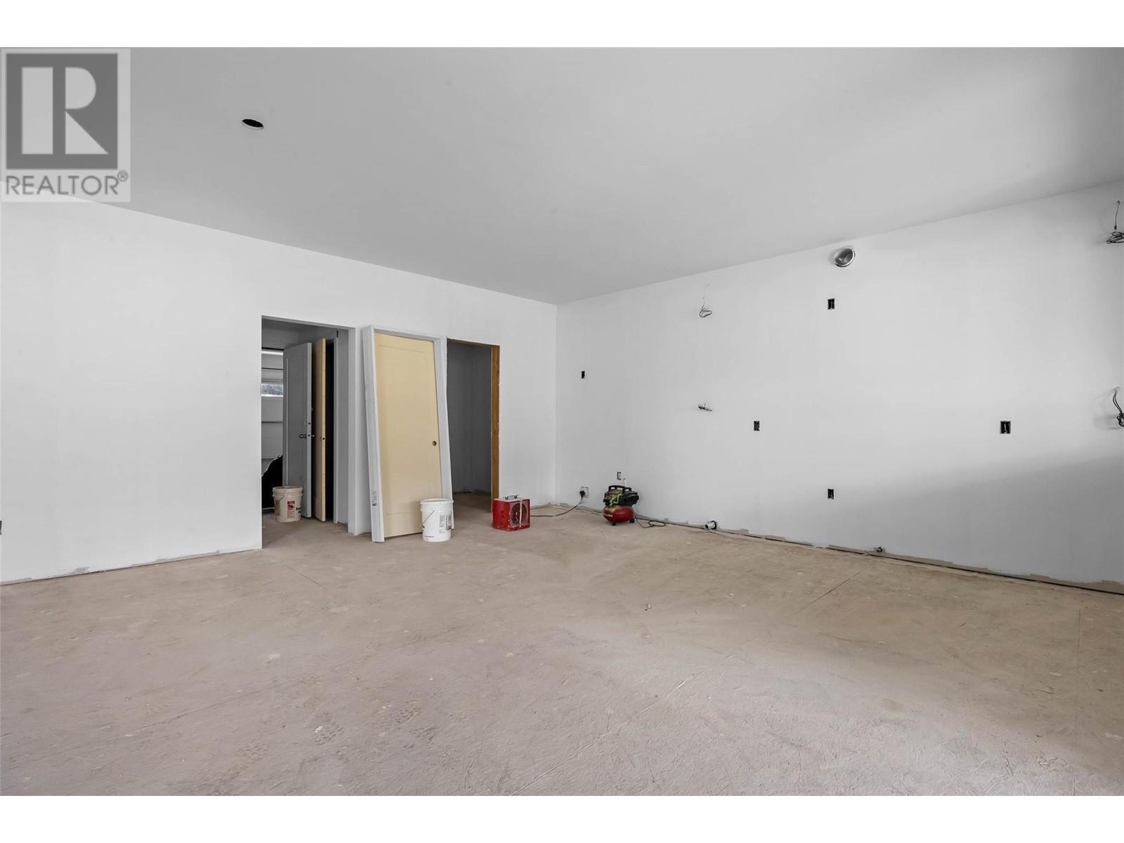 2850 Thompson Drive, Kamloops, BC - Indoor Photo Showing Garage