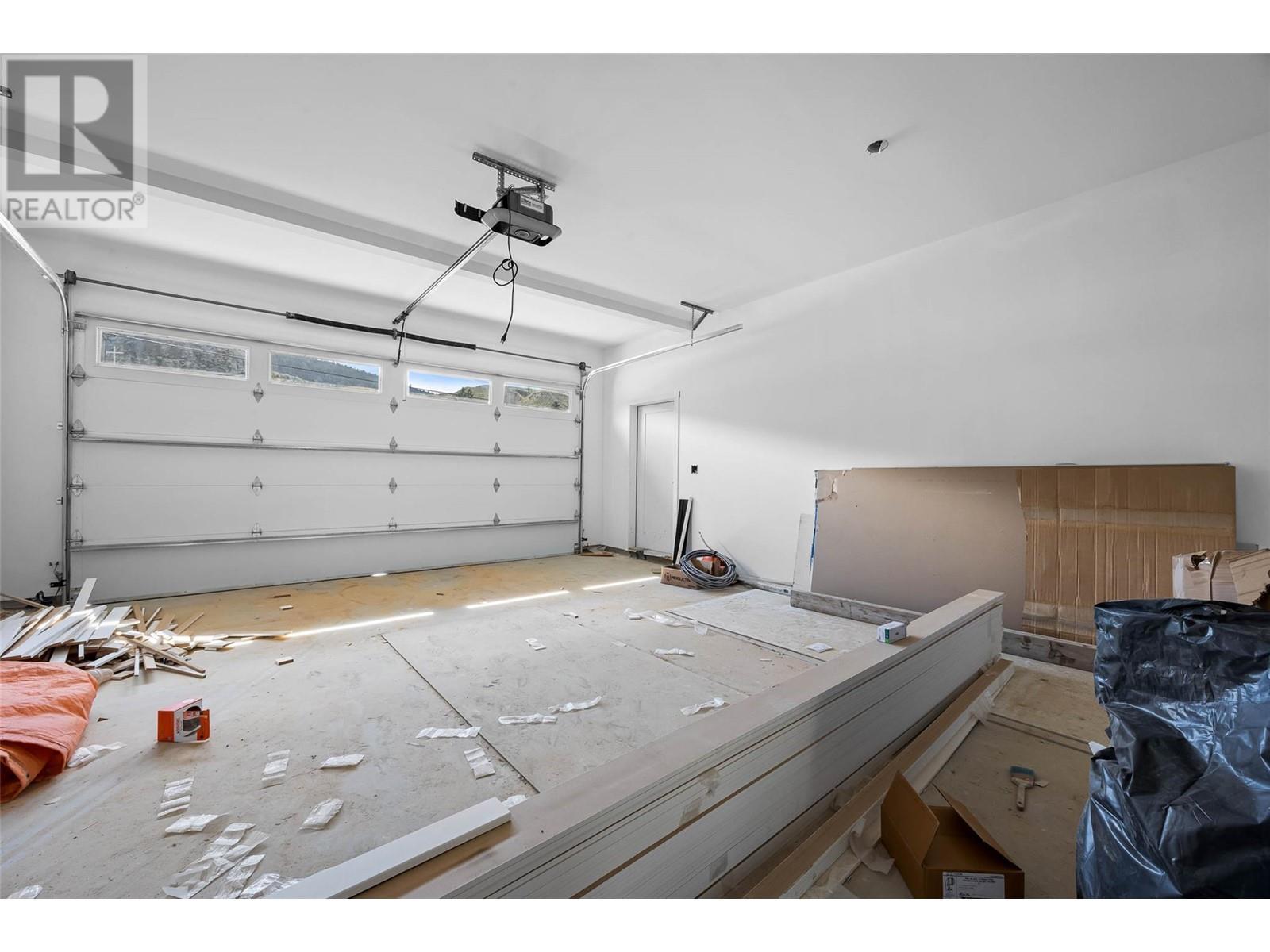 2850 Thompson Drive, Kamloops, BC - Indoor Photo Showing Garage