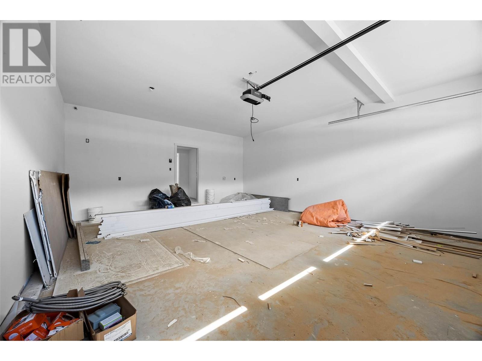 2850 Thompson Drive, Kamloops, BC - Indoor Photo Showing Garage