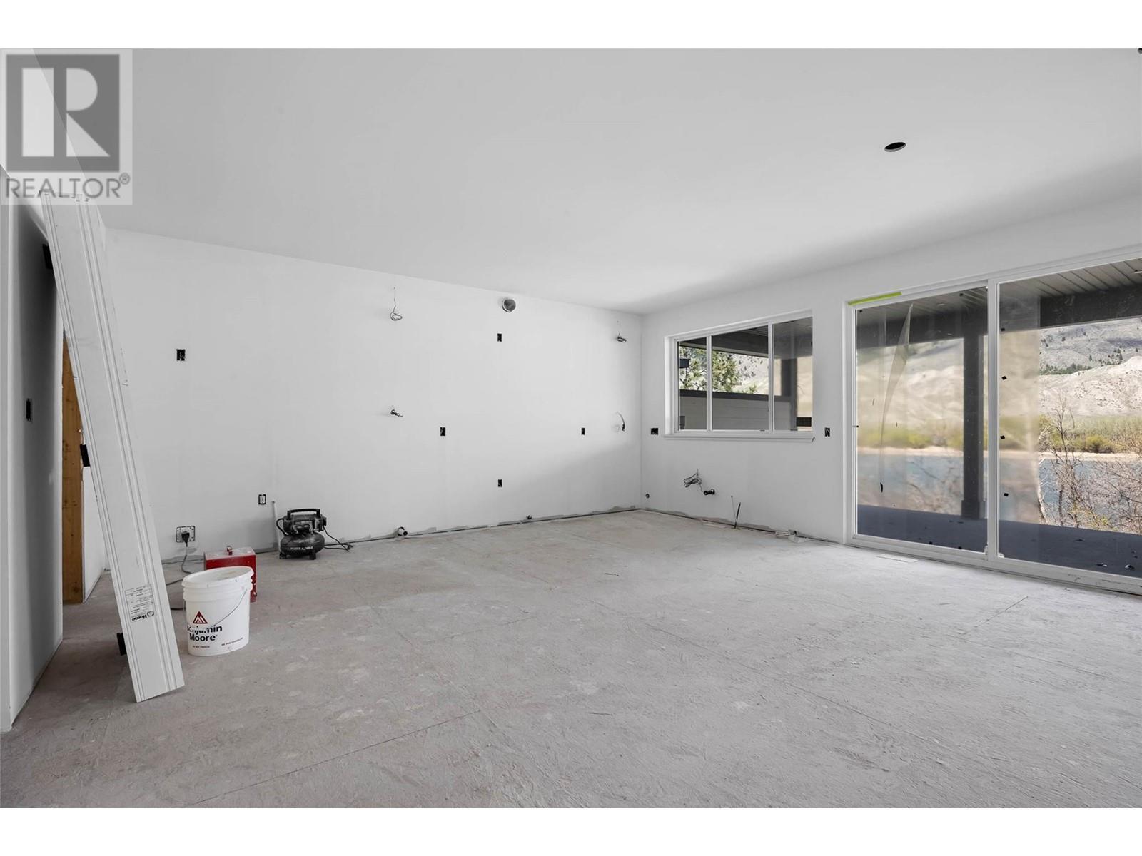 2850 Thompson Drive, Kamloops, BC - Indoor Photo Showing Garage