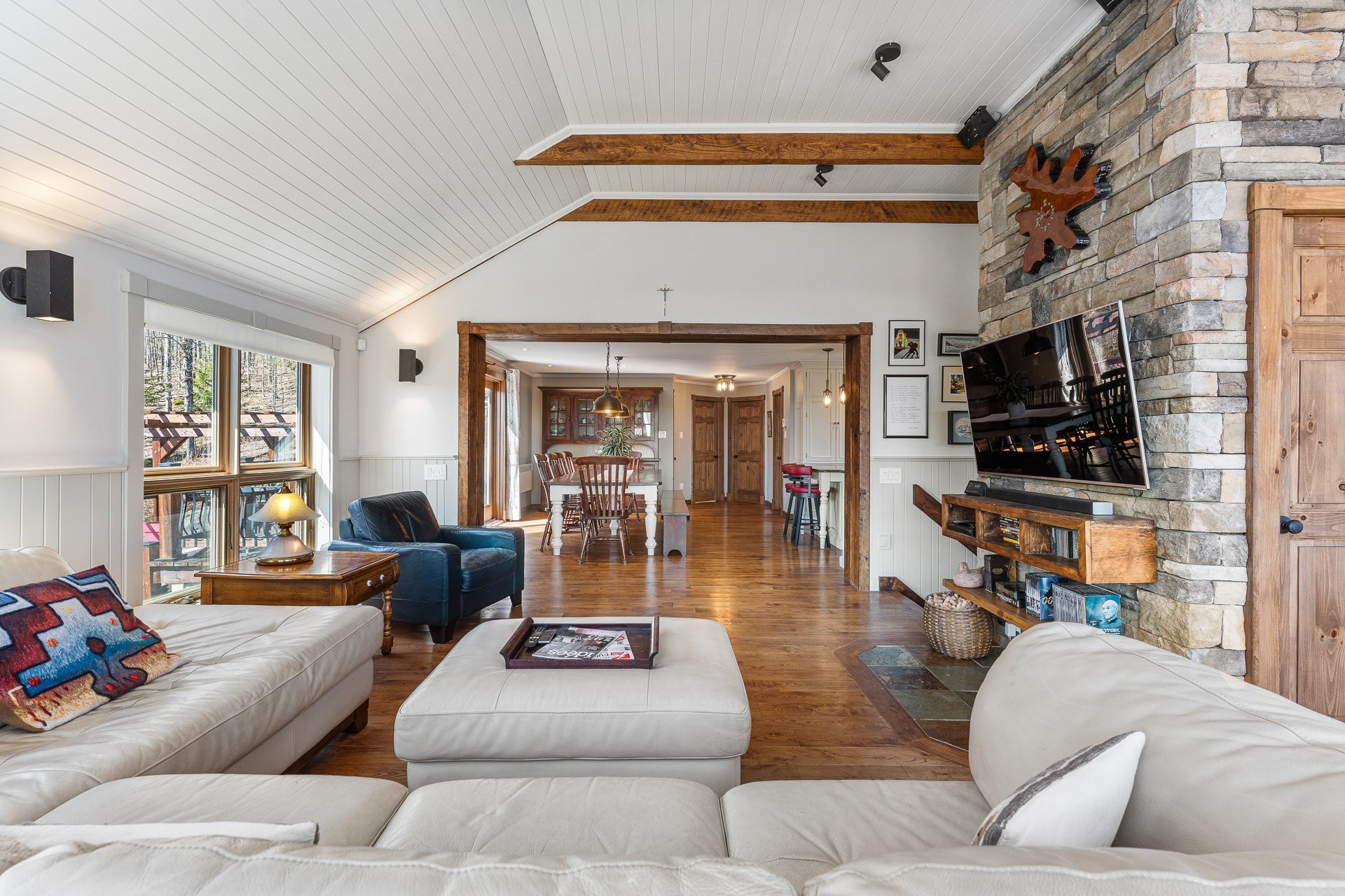 Overall view - 1573 Ch. Jordan, Dunham, QC - Indoor Photo Showing Living Room