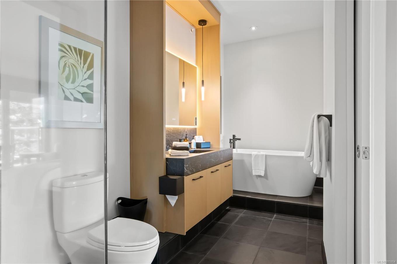 402-596 Marine Dr, Ucluelet, BC - Indoor Photo Showing Bathroom