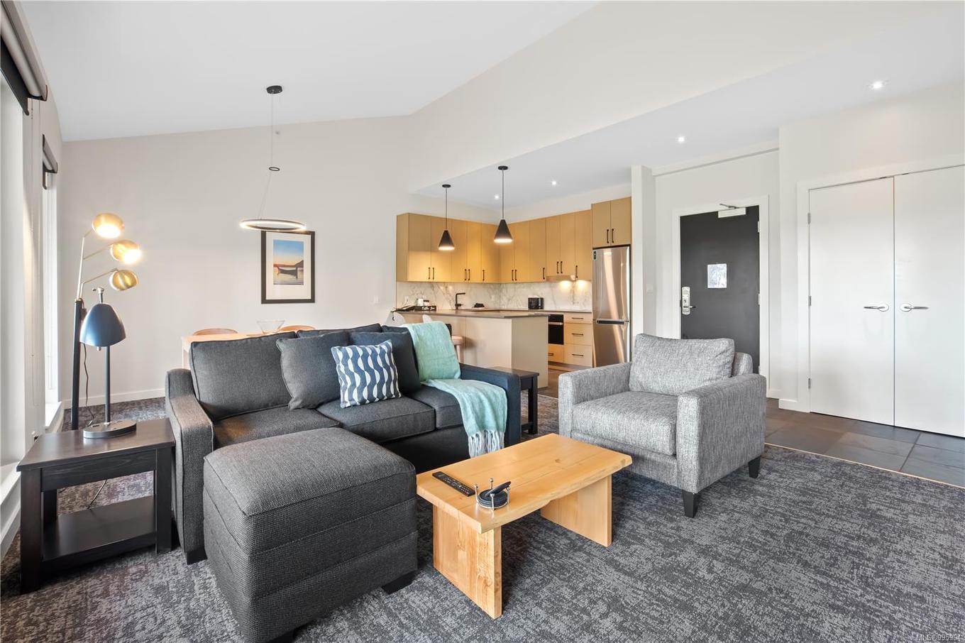 402-596 Marine Dr, Ucluelet, BC - Indoor Photo Showing Living Room