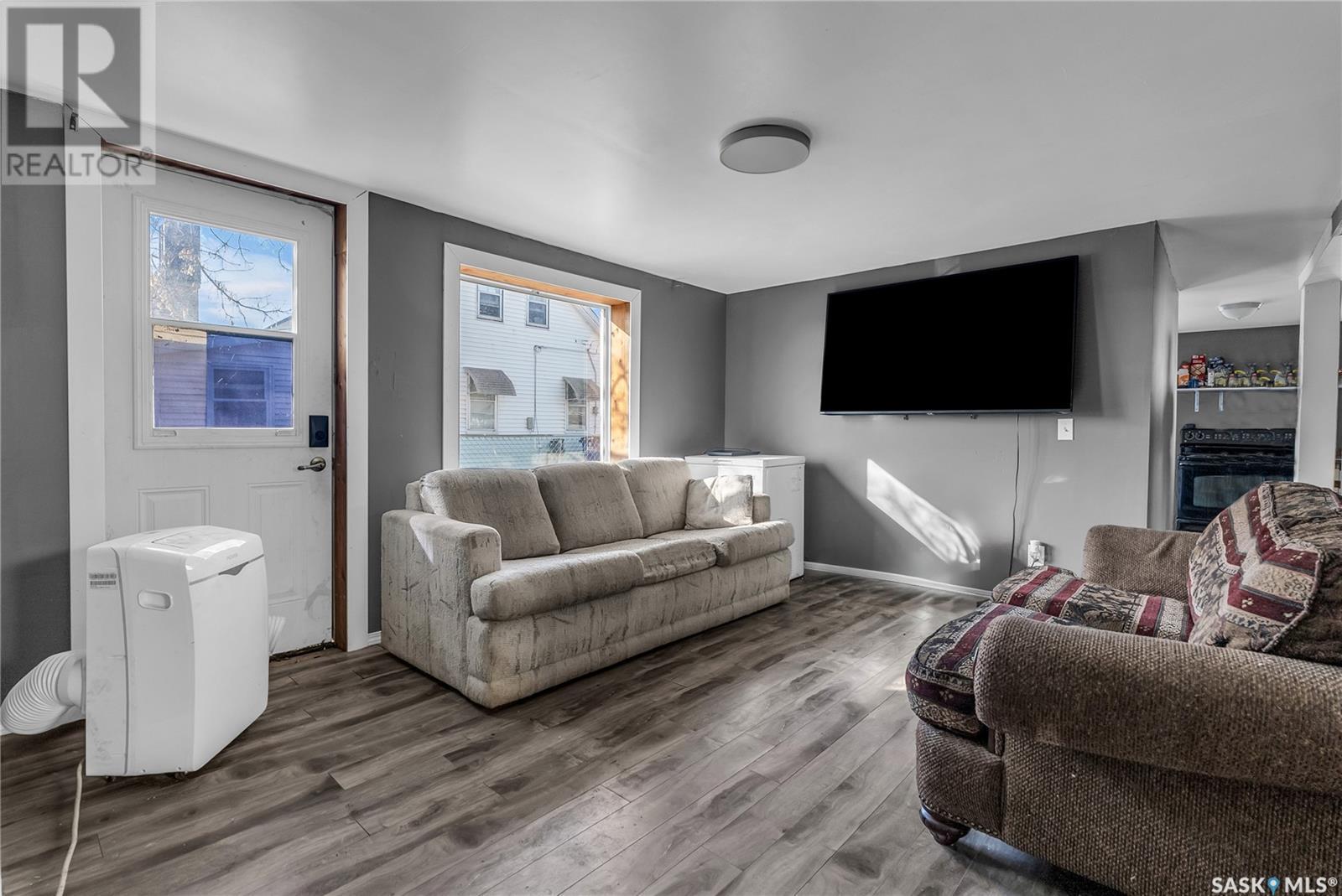 111 2Nd Avenue E, Biggar, SK - Indoor Photo Showing Living Room