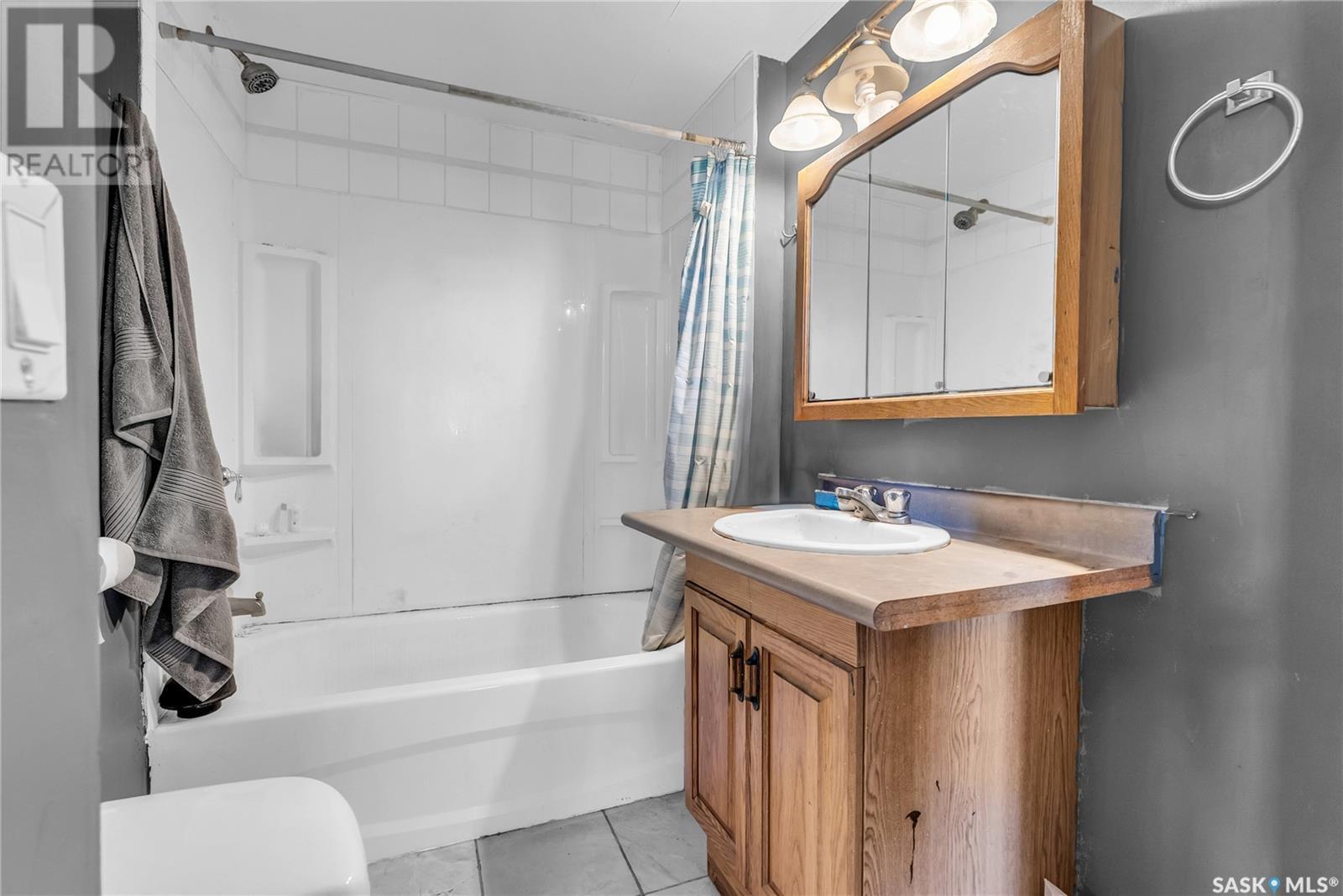 111 2Nd Avenue E, Biggar, SK - Indoor Photo Showing Bathroom