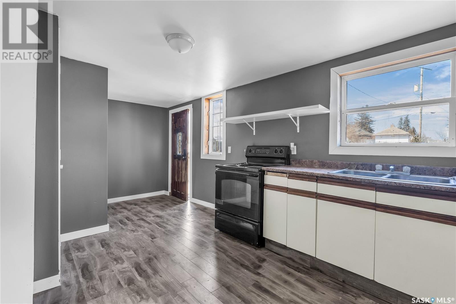 111 2Nd Avenue E, Biggar, SK - Indoor Photo Showing Kitchen With Double Sink