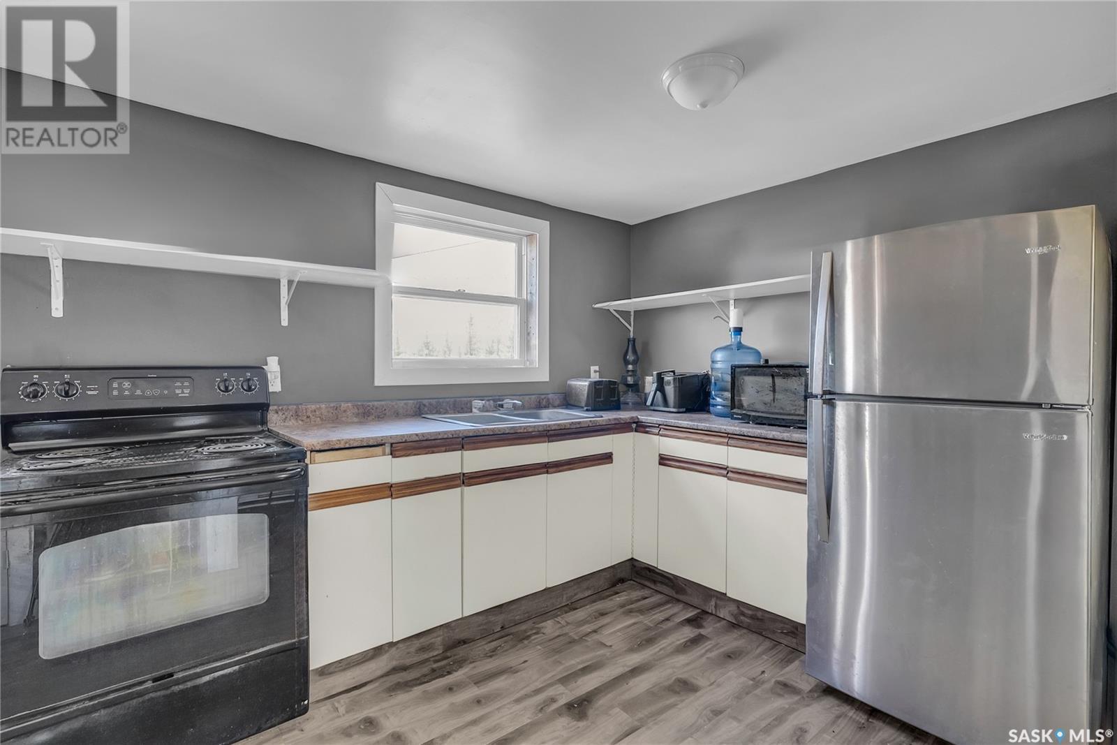 111 2Nd Avenue E, Biggar, SK - Indoor Photo Showing Kitchen With Double Sink