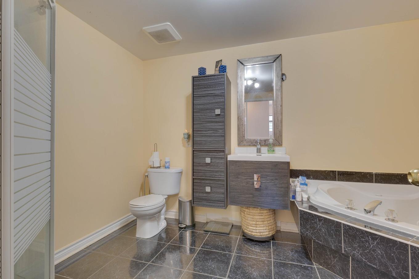 Bathroom - 101-240 Rue Marineau, Laval (Sainte-Dorothée), QC - Indoor Photo Showing Bathroom