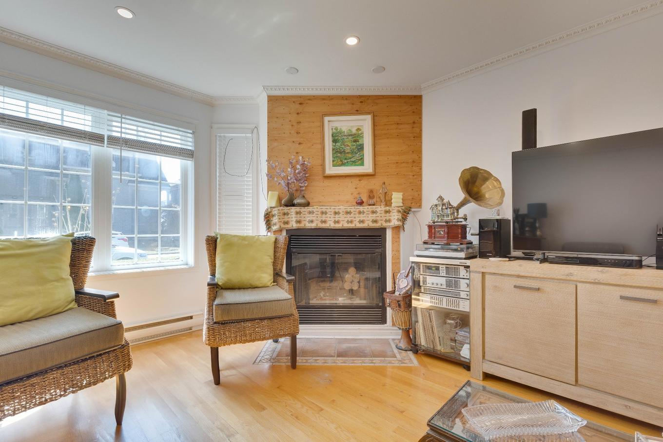 Living room - 101-240 Rue Marineau, Laval (Sainte-Dorothée), QC - Indoor Photo Showing Living Room With Fireplace