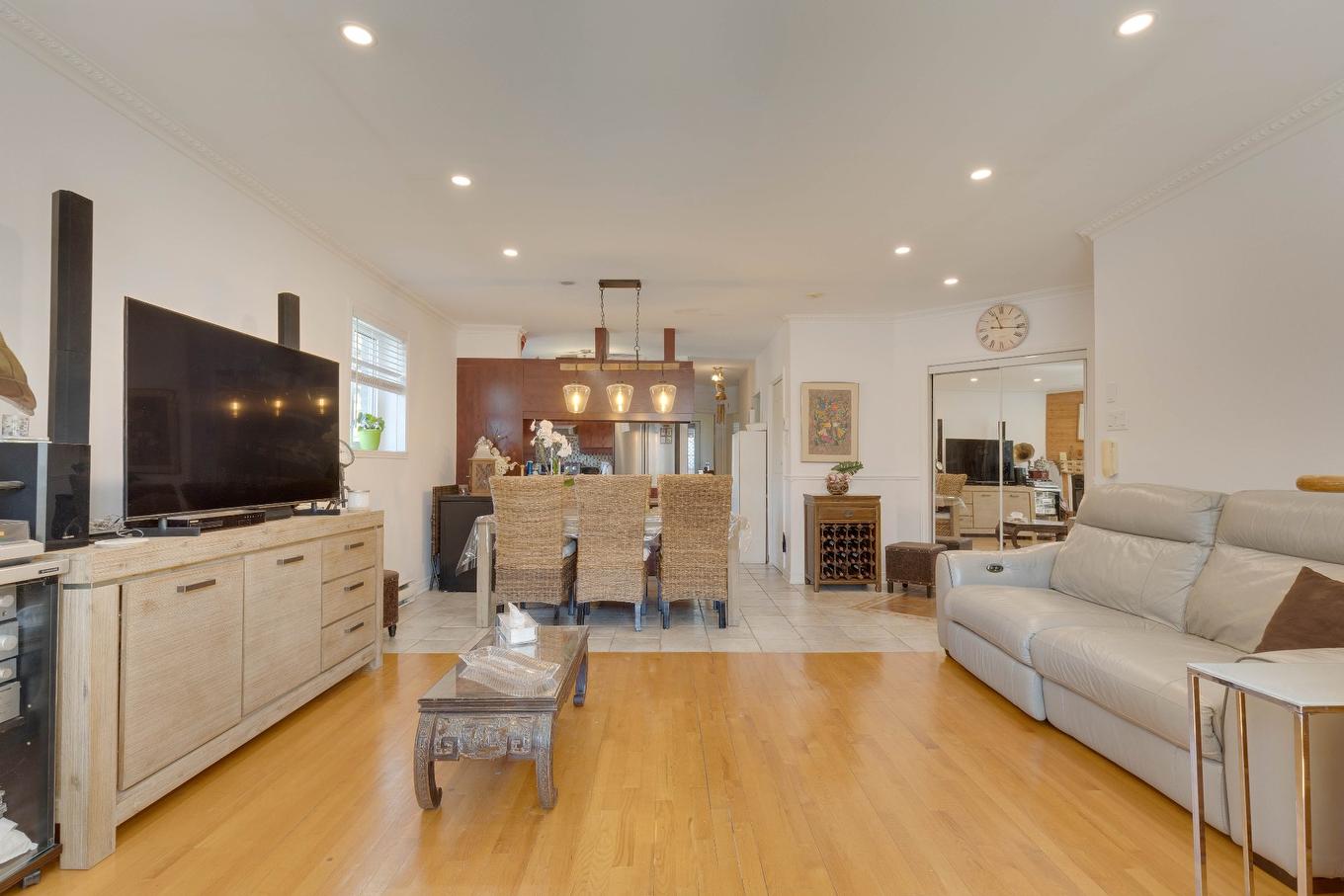 Living room - 101-240 Rue Marineau, Laval (Sainte-Dorothée), QC - Indoor Photo Showing Living Room