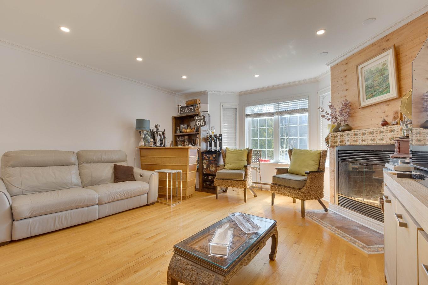 Living room - 101-240 Rue Marineau, Laval (Sainte-Dorothée), QC - Indoor Photo Showing Living Room With Fireplace