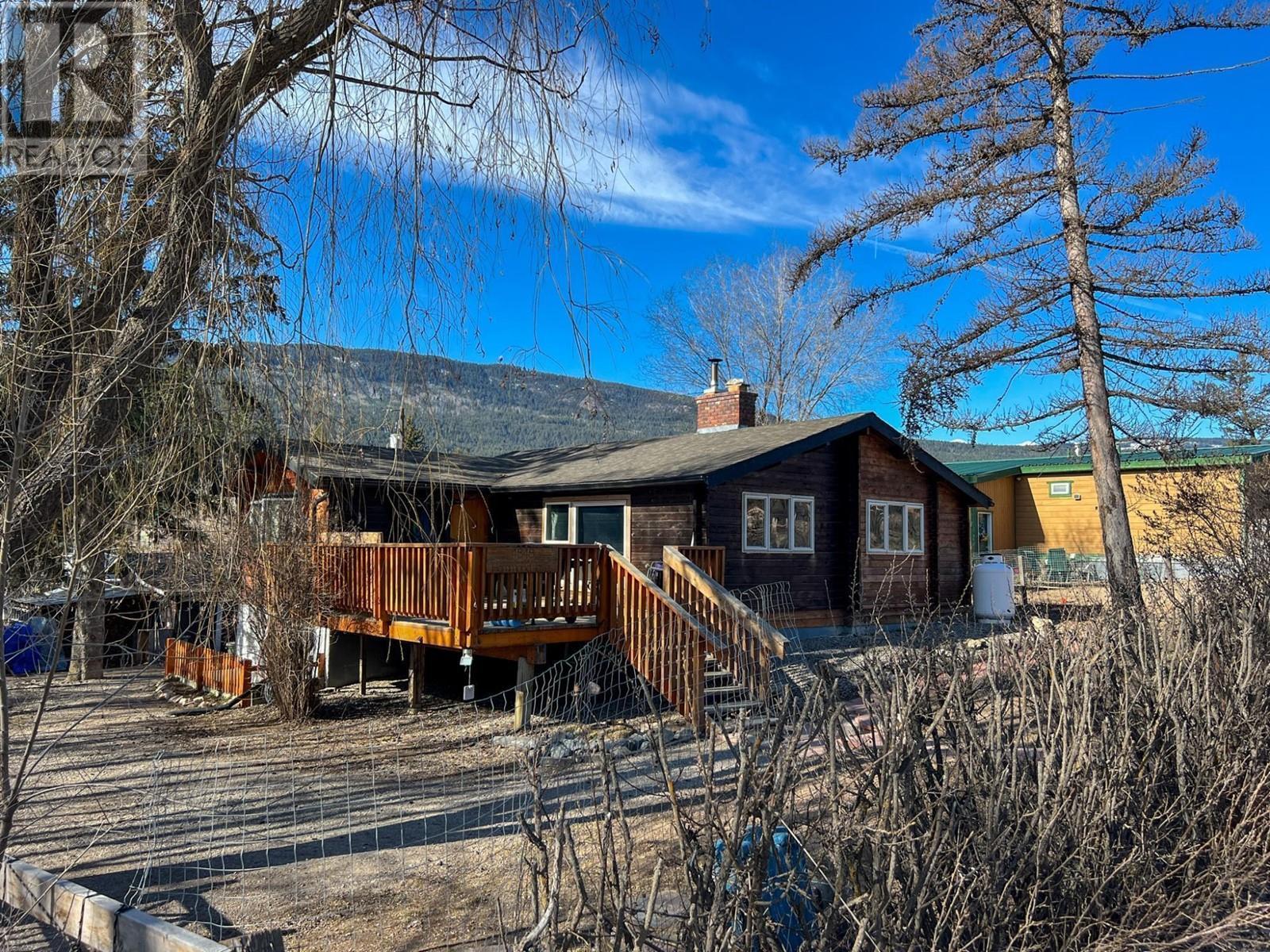 4848 Hammond Avenue, Edgewater, BC - Outdoor