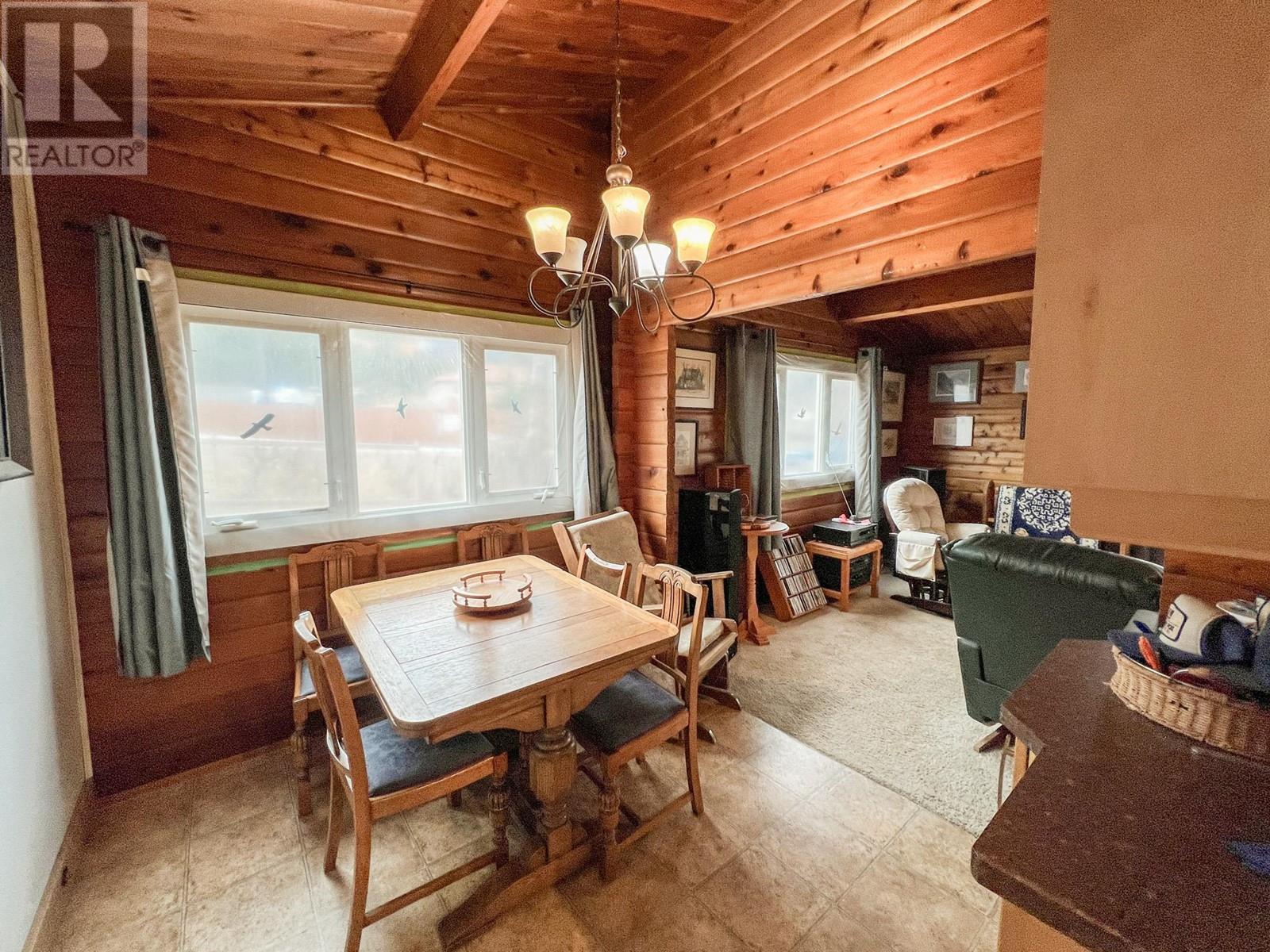 4848 Hammond Avenue, Edgewater, BC - Indoor Photo Showing Dining Room
