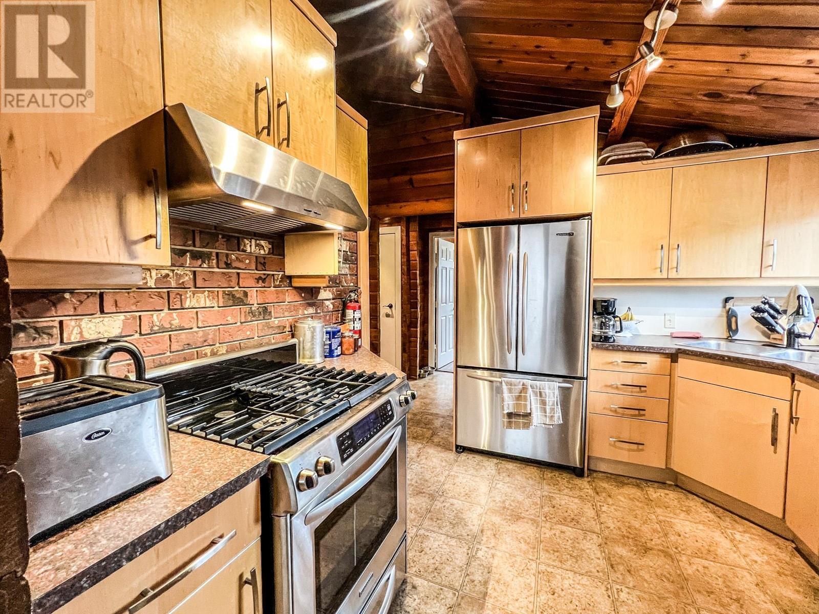 4848 Hammond Avenue, Edgewater, BC - Indoor Photo Showing Kitchen