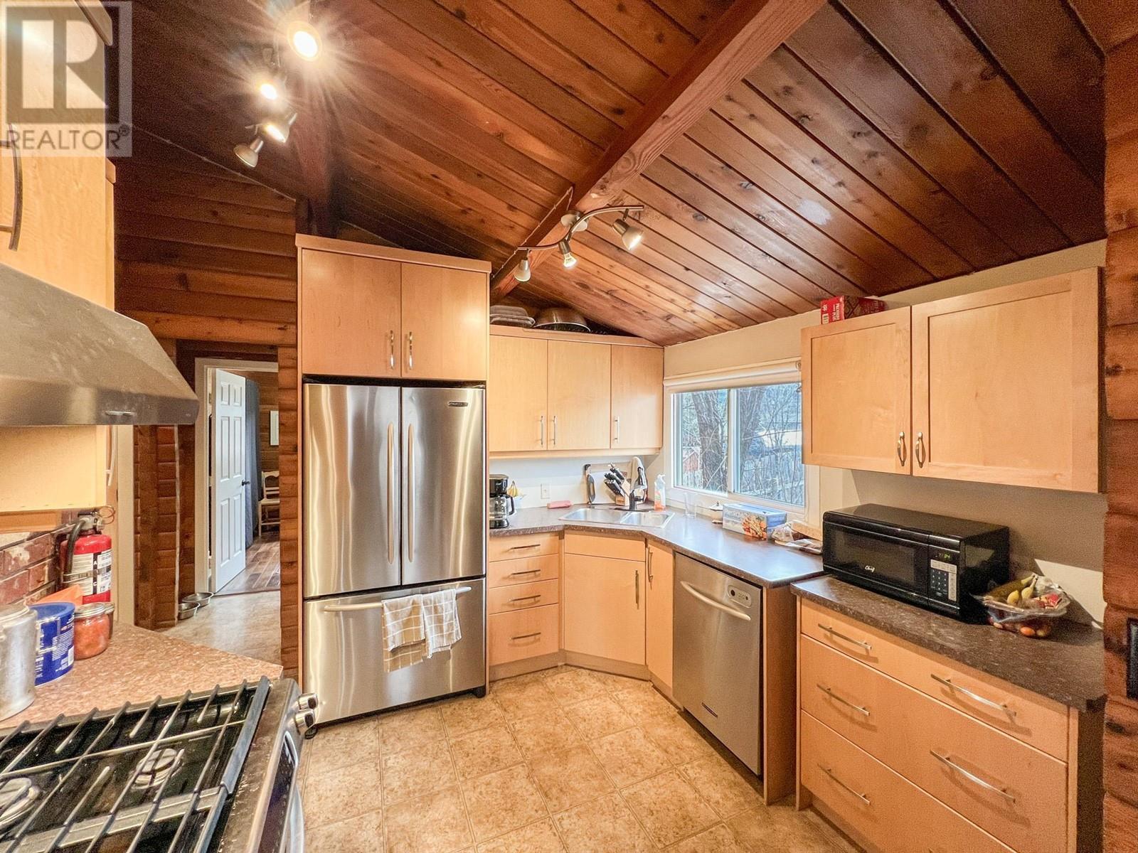4848 Hammond Avenue, Edgewater, BC - Indoor Photo Showing Kitchen