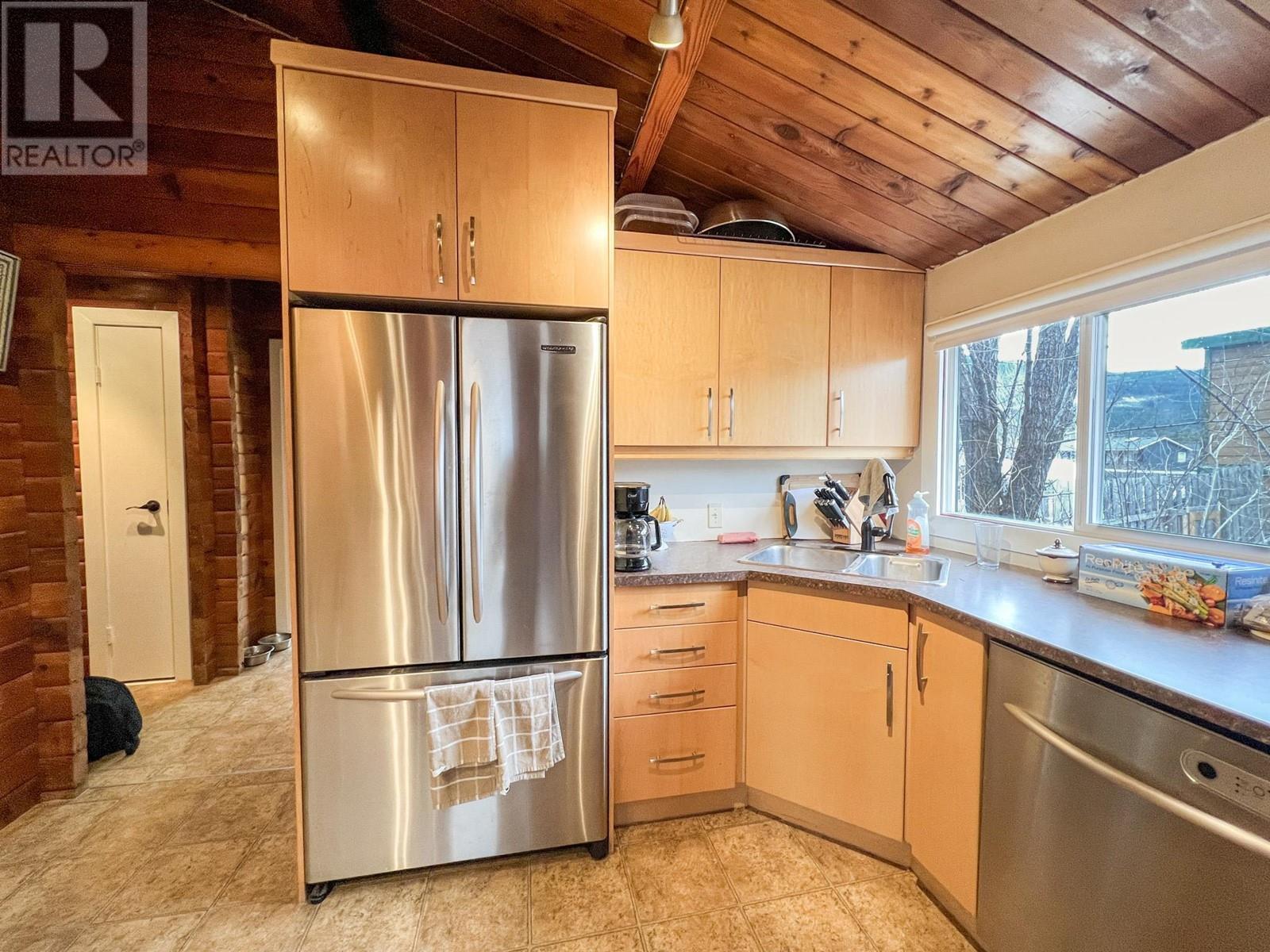 4848 Hammond Avenue, Edgewater, BC - Indoor Photo Showing Kitchen With Double Sink