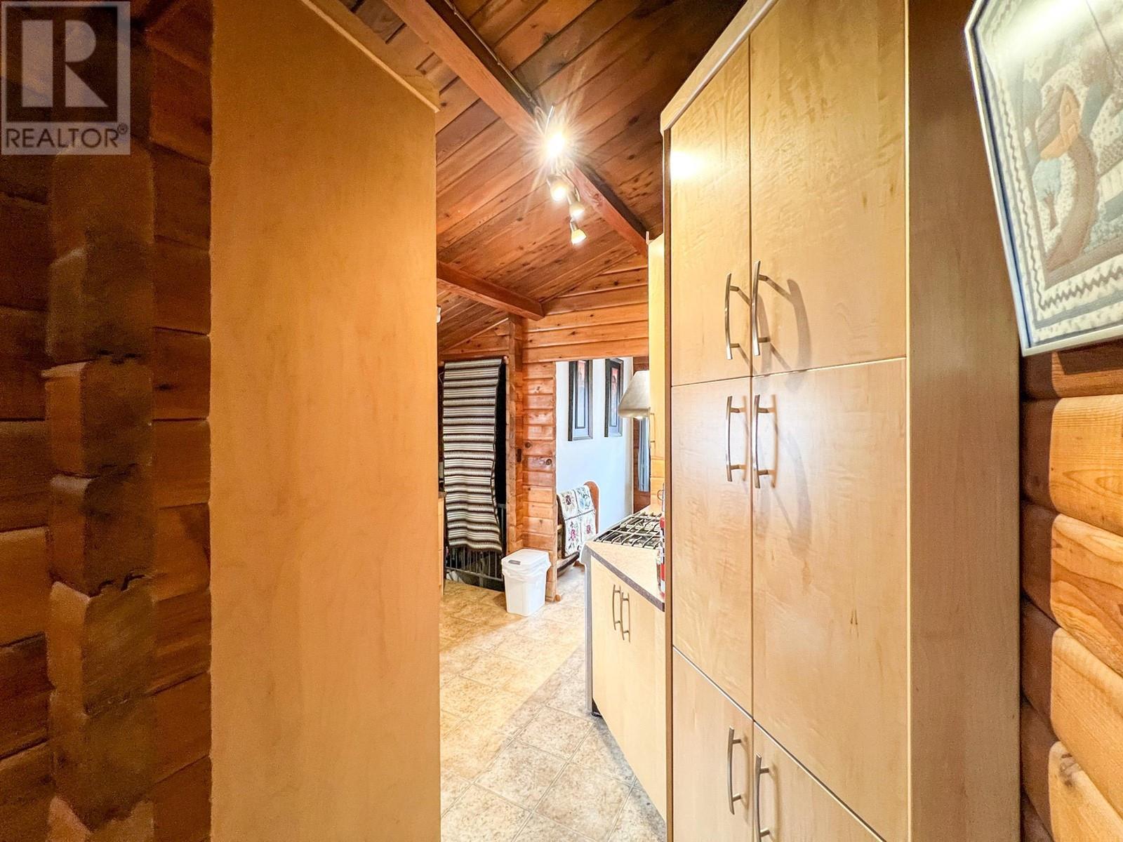 4848 Hammond Avenue, Edgewater, BC - Indoor Photo Showing Other Room