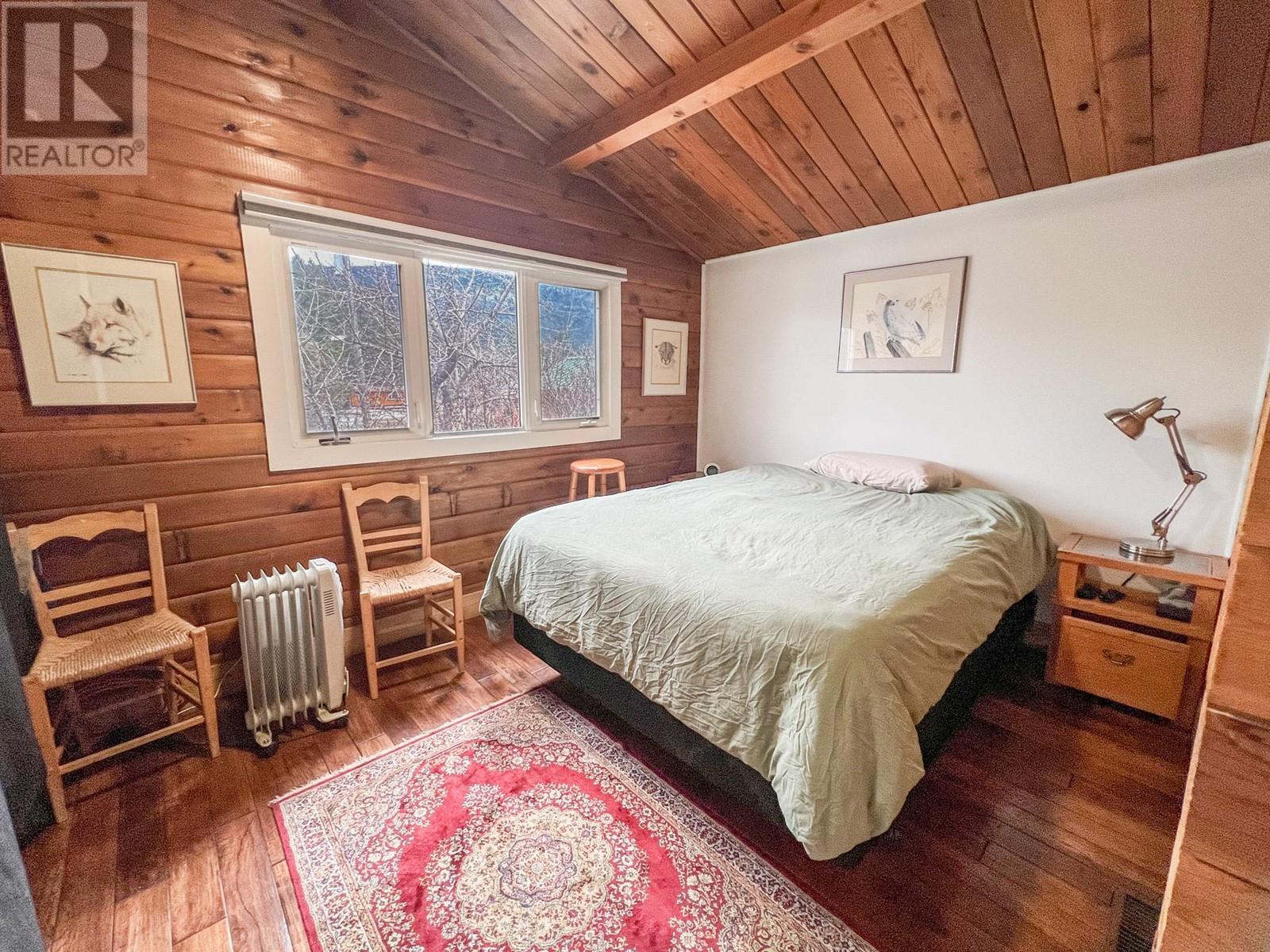 4848 Hammond Avenue, Edgewater, BC - Indoor Photo Showing Bedroom