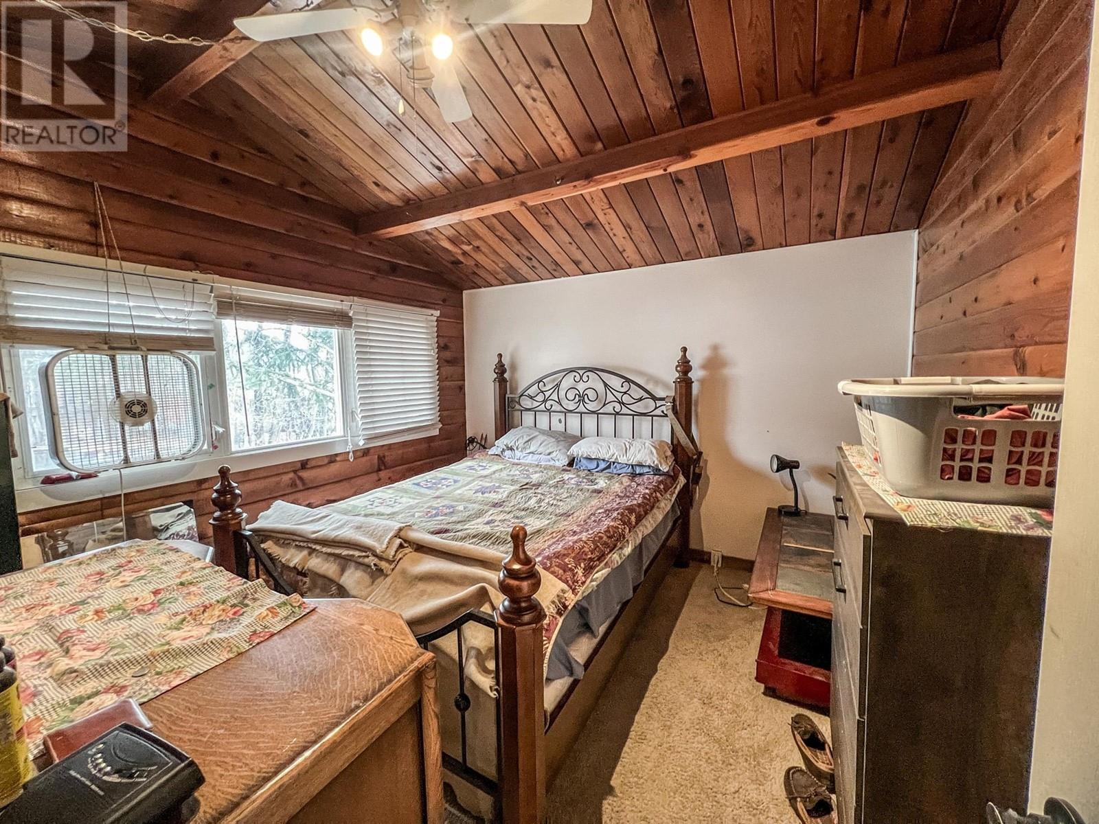 4848 Hammond Avenue, Edgewater, BC - Indoor Photo Showing Bedroom